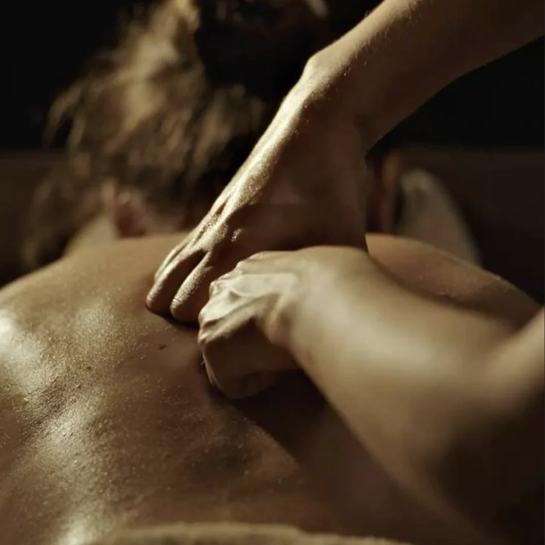 Massage relaxant chez Pristine Agdal, lumière chaude et tamisée